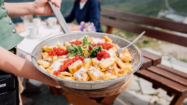 Kaiserschmarrn with berries and mint served in a pan at a mountain hut. | © SalzburgerLand Tourism - Chris Perkles