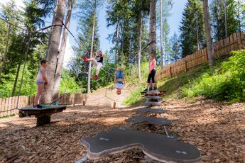 Low ropes course at the Schlossberg | © Holiday Region National Park Hohe Tauern