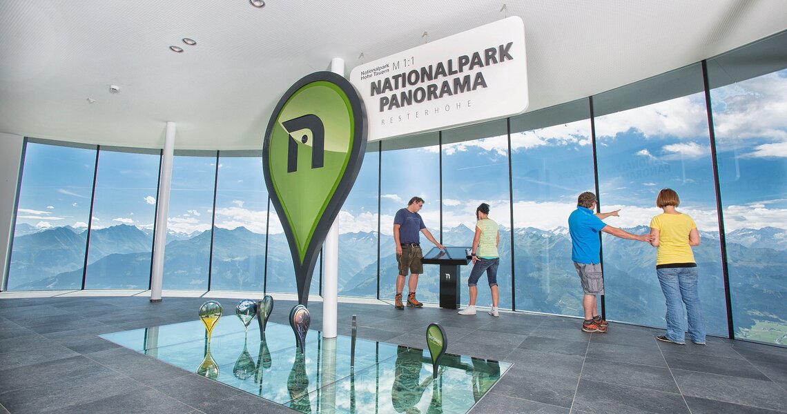 Family on the National Park panorama platform overlooking snowy mountain peaks. | © Panoramabahn Kitzbüheler Alpen
