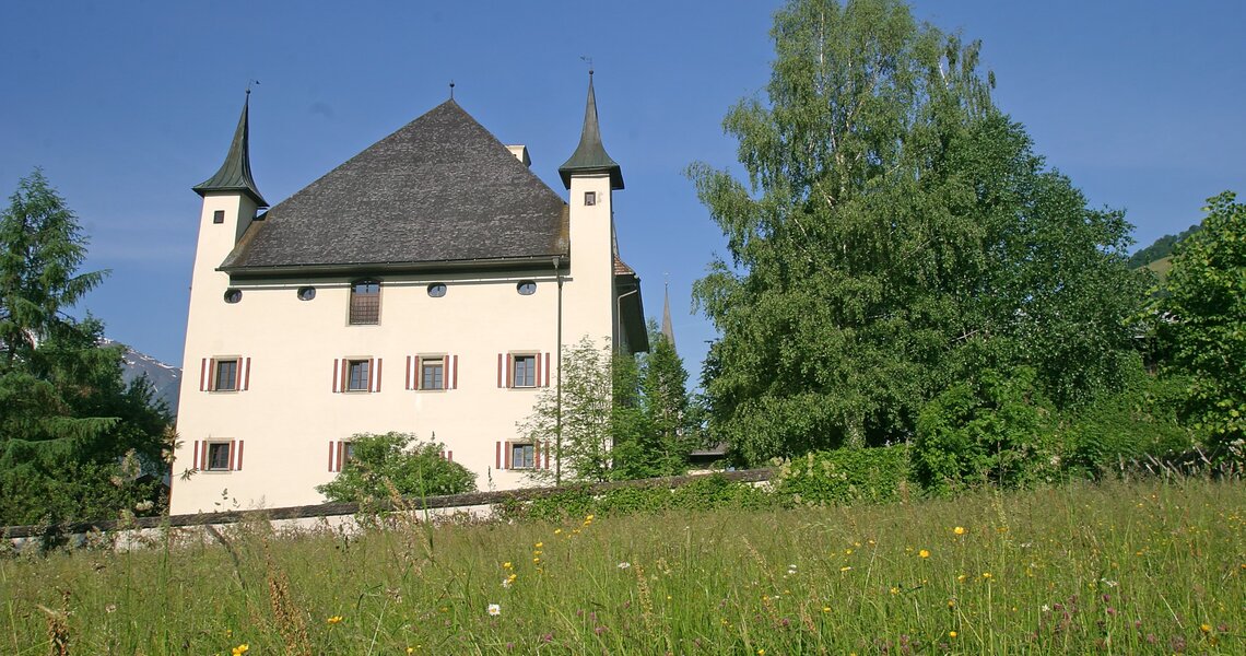 Historisches Schloss umgeben von Wiesen und Bäumen. | © Ferienregion Nationalpark Hohe Tauern