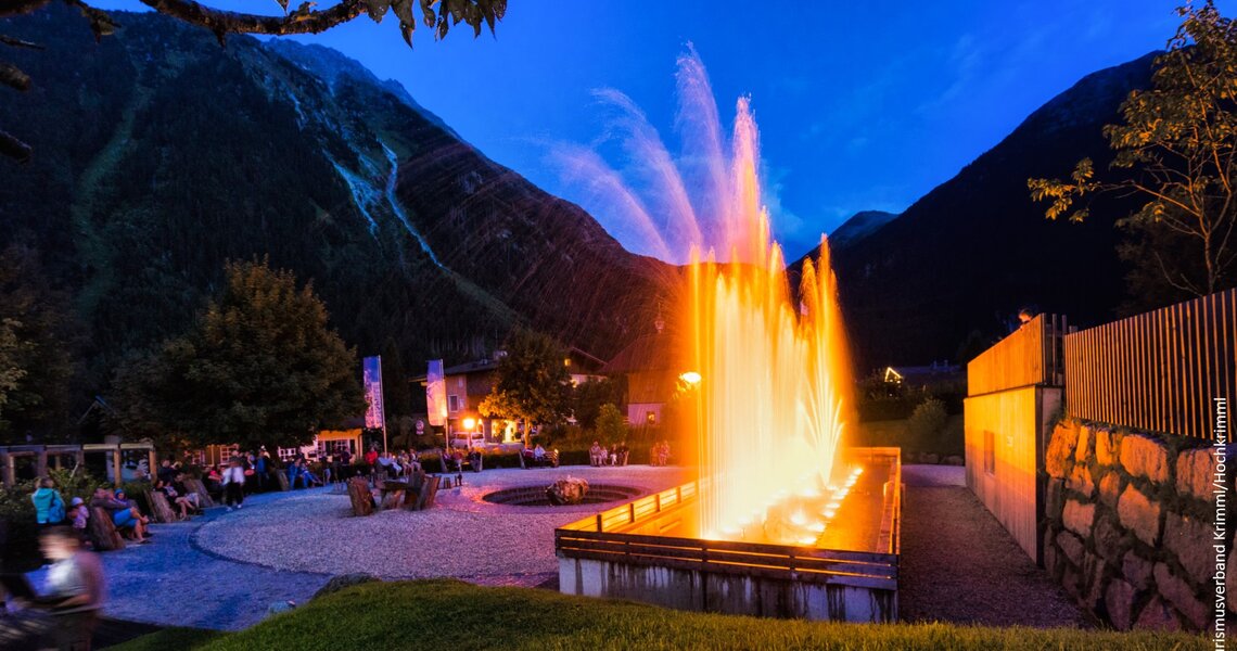 Wasserfontänen bei den nächtlichen Wasserfestspielen in Krimml vor alpiner Kulisse. | © Tourismusverband Krimml