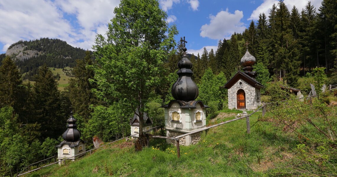 Chapels with onion domes on a hill surrounded by forests and mountains. | © Holiday Region National Park Hohe Tauern