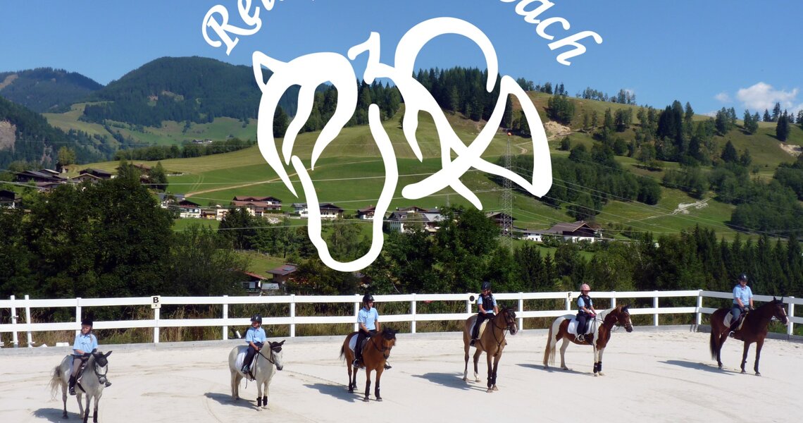 Pferde mit Reitern auf einer Reitanlage vor einer malerischen Kulisse in Embach. | © Reitsport Embach