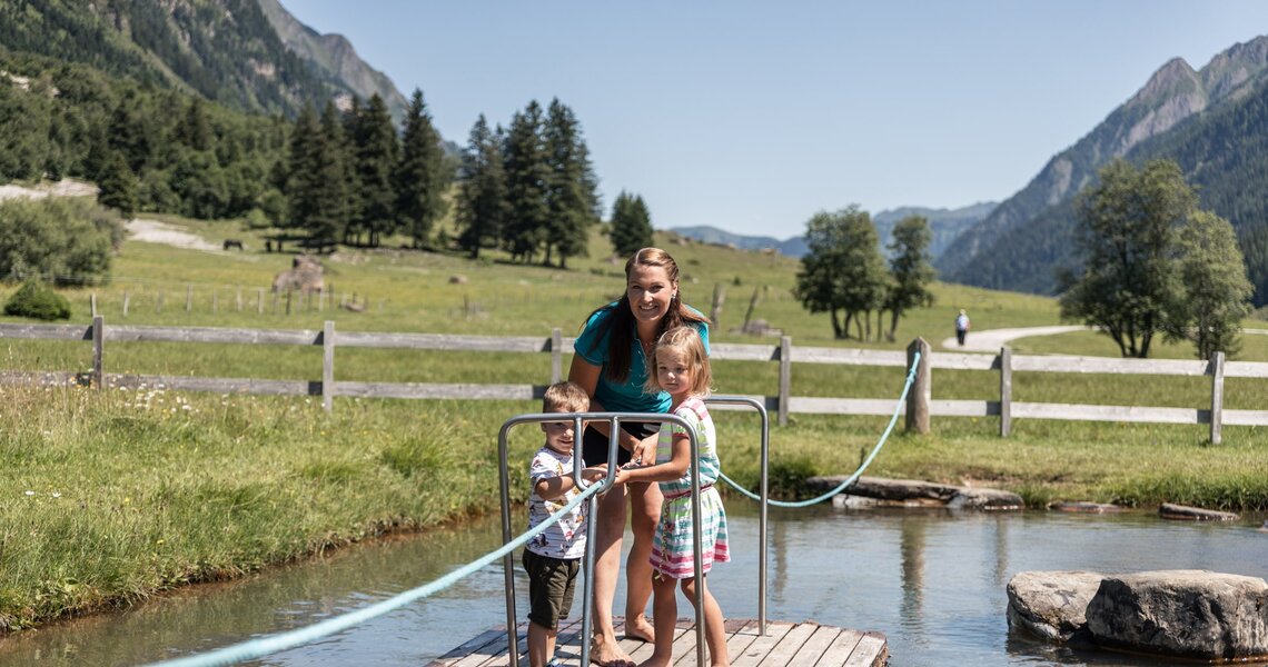 Mother with children on a raft ride along an adventure trail in the idyllic Käfertal valley. | © Tourismusverband BRUCK FUSCH | GROSSGLOCKNER