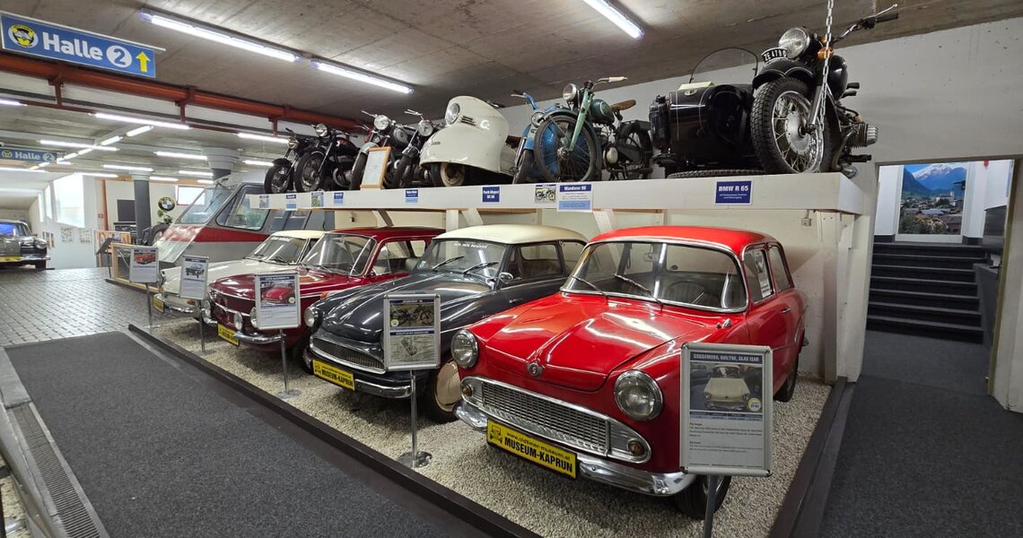 Vintage car museum Kaprun with classic cars and motorcycles in exhibition hall. | © Vötter's Oldtimermuseum
