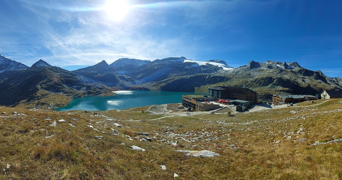 Weißsee mit Rudolfshütte, Hochgebirgslandschaft und Gletschern unter strahlender Sonne. | © Weißsee Gletscherwelt