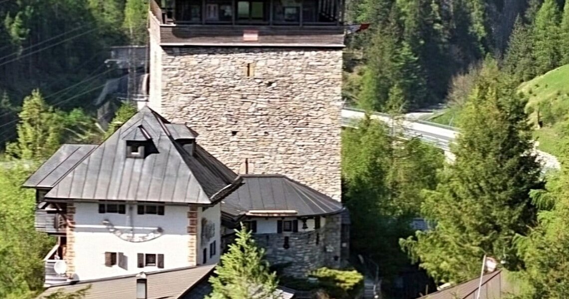 Historic Klammstein Castle, surrounded by lush forests in the Alps. | © Gerlinde Ferner