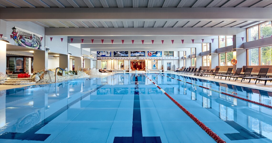 Modern indoor pool with swimming lanes and loungers. | © Hallenbad Kogler Mittersill