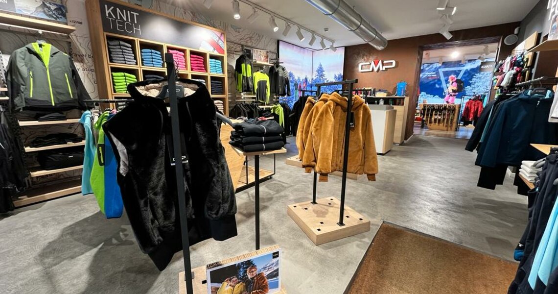 Modern sportswear store with jackets, sweaters, and winter fashion on clothing racks. | © CMP Store - Sport Steger