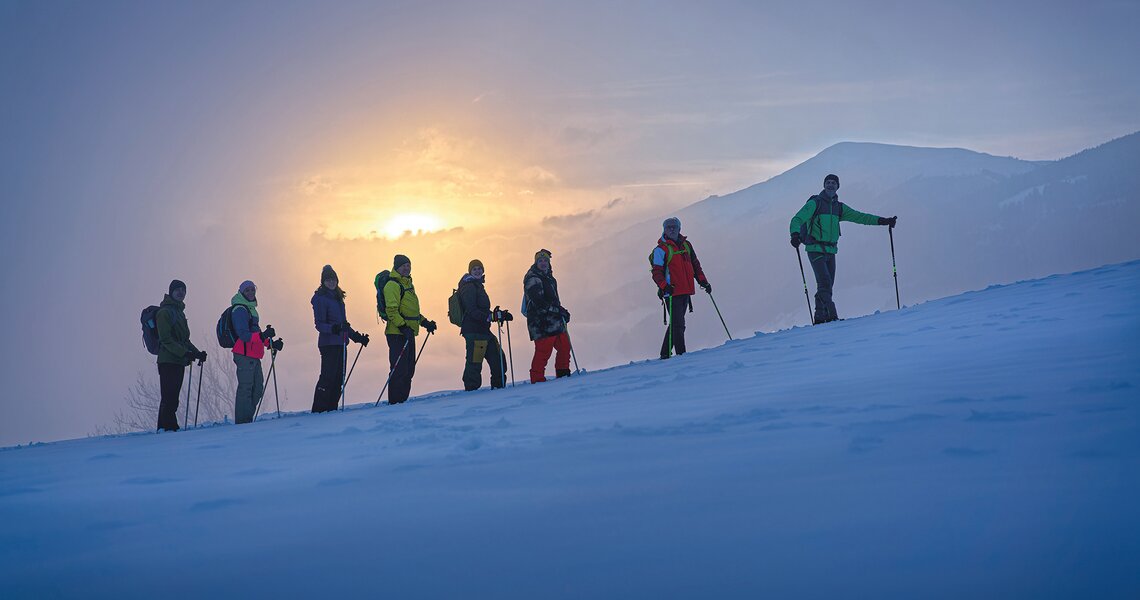 Gruppe beim Schneeschuhwandern im Sonnenuntergang. | © Nationalpark Hohe Tauern - Florian Kreidl Glück