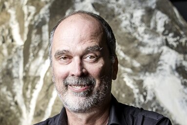 Porträt von Andreas Zangl vor einer felsigen Kulisse. | © Andreas Zangl