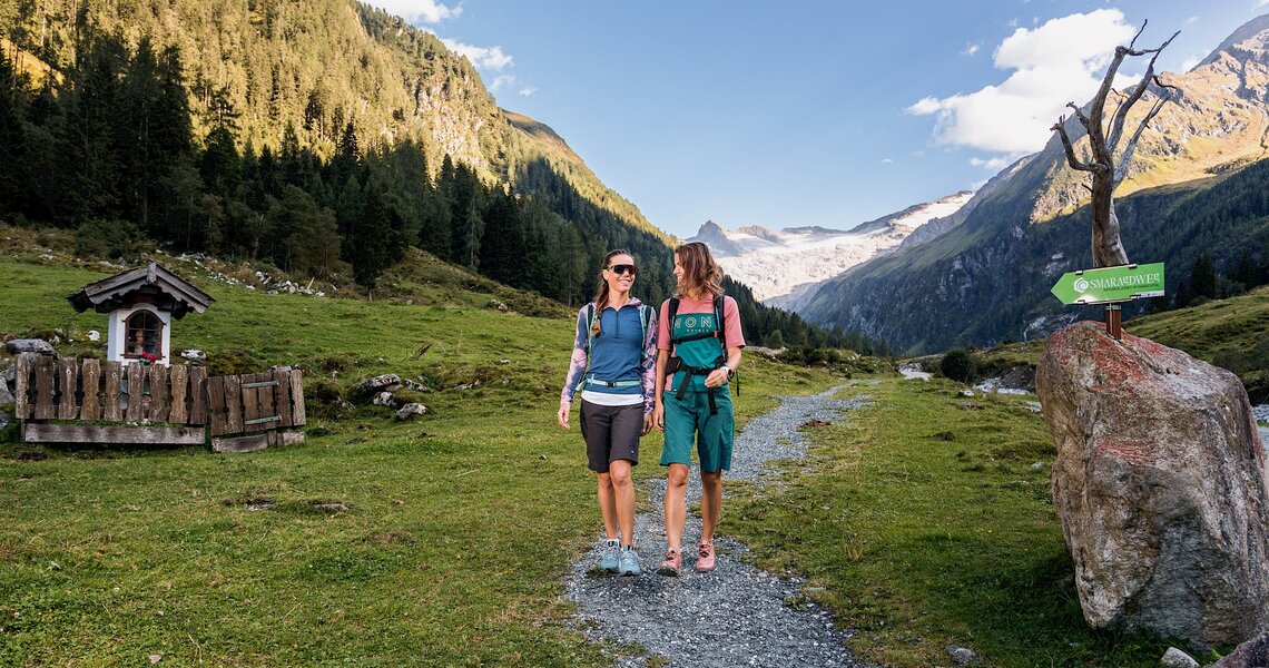 Two women walk along the Emerald Trail on a gravel path. | © Wildkogel-Arena Neukirchen & Bramberg