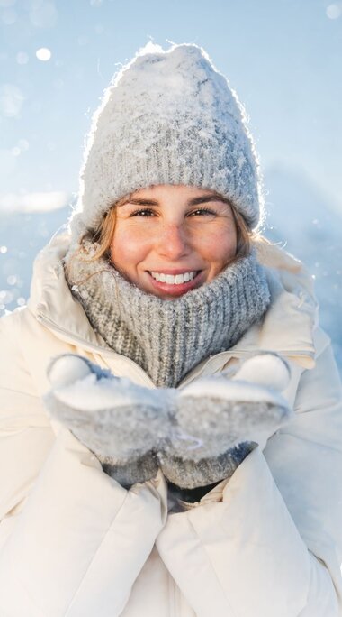 Smiling woman enjoying winter in the Hohe Tauern National Park holiday region. | © Hohe Tauern National Park holiday region – Mathäus Gartner