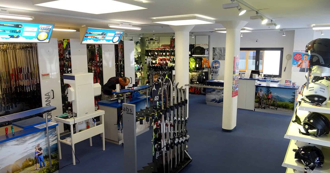 Ski rental shop with helmets, skis and equipment on display | © Hohe Tauern National Park holiday region