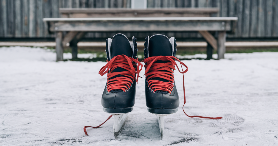 Black ice skates with red laces in the snow | © Hohe Tauern National Park holiday region
