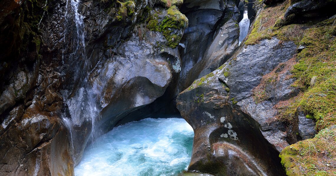 Water cascade through narrow, moss-covered gorges. | © Ferdinand Rieder